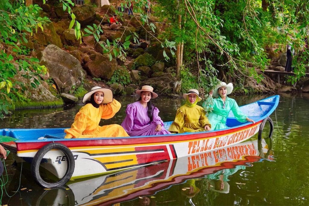 wisata air kuningan Mengelilingi Danau dengan Perahu -