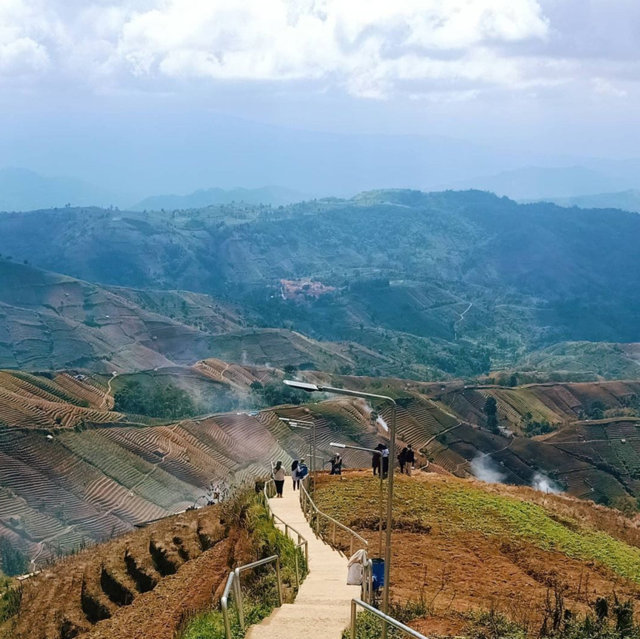 Jalanan di Bukit Source : @fifteensfootprints