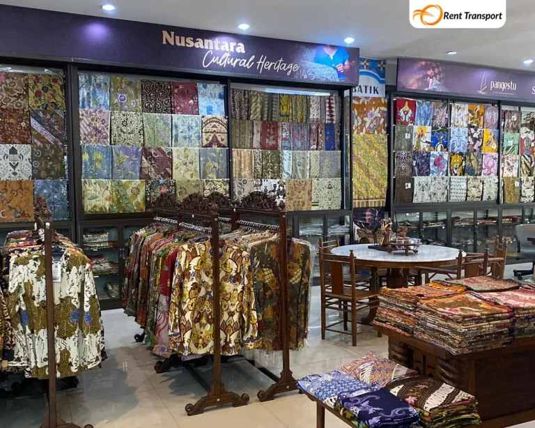 Batik di toko oleh oleh pangestu source by Trivadvisior.com
