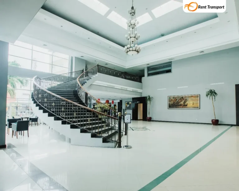 Ruang tengan hotel source by gragehotelcirebon.com