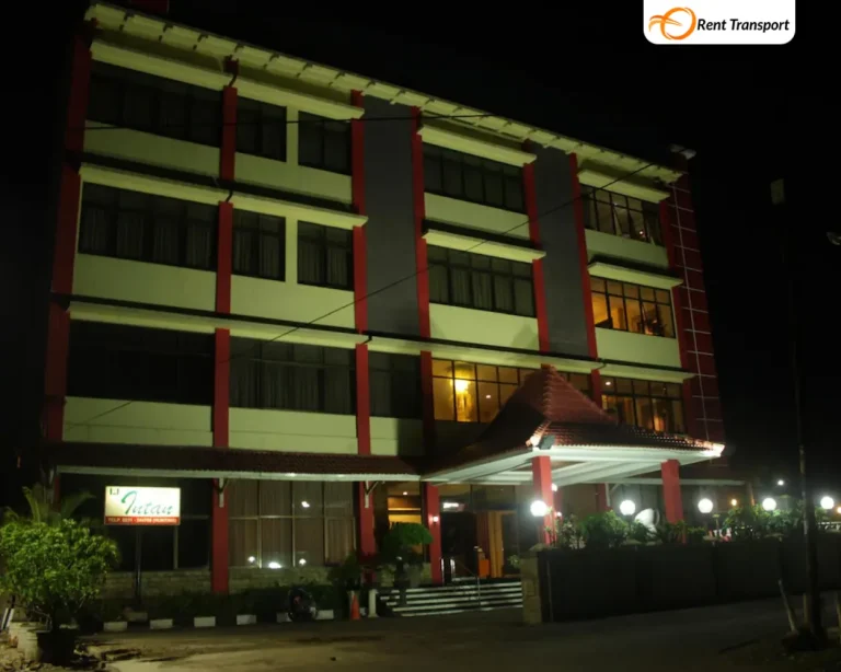 Tampak depan hotel source by agoda.com