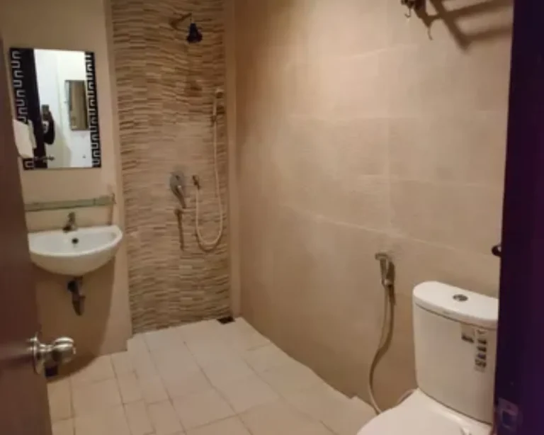 Toilet - Queen - Bebas Asap Rokok by Tiket.com