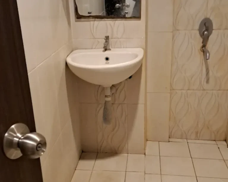 Toilet - Twin Bebas Asap Rokok by sugiarsih bintaro