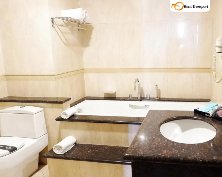 Toilet superior room source by gragehotelcirebon.com