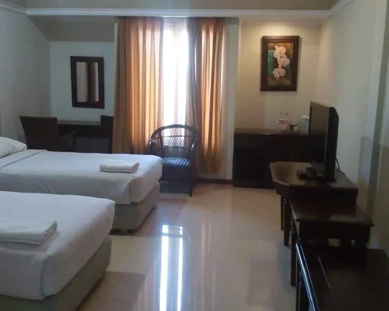 area kamar Deluxe Twin Room by Treveloka